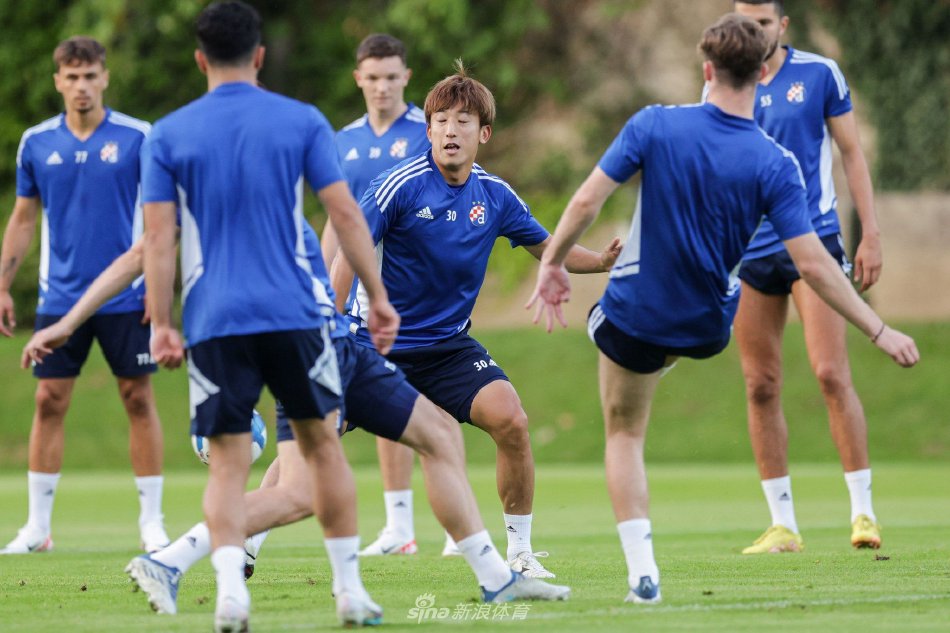 他的镇定自 他的镇定自